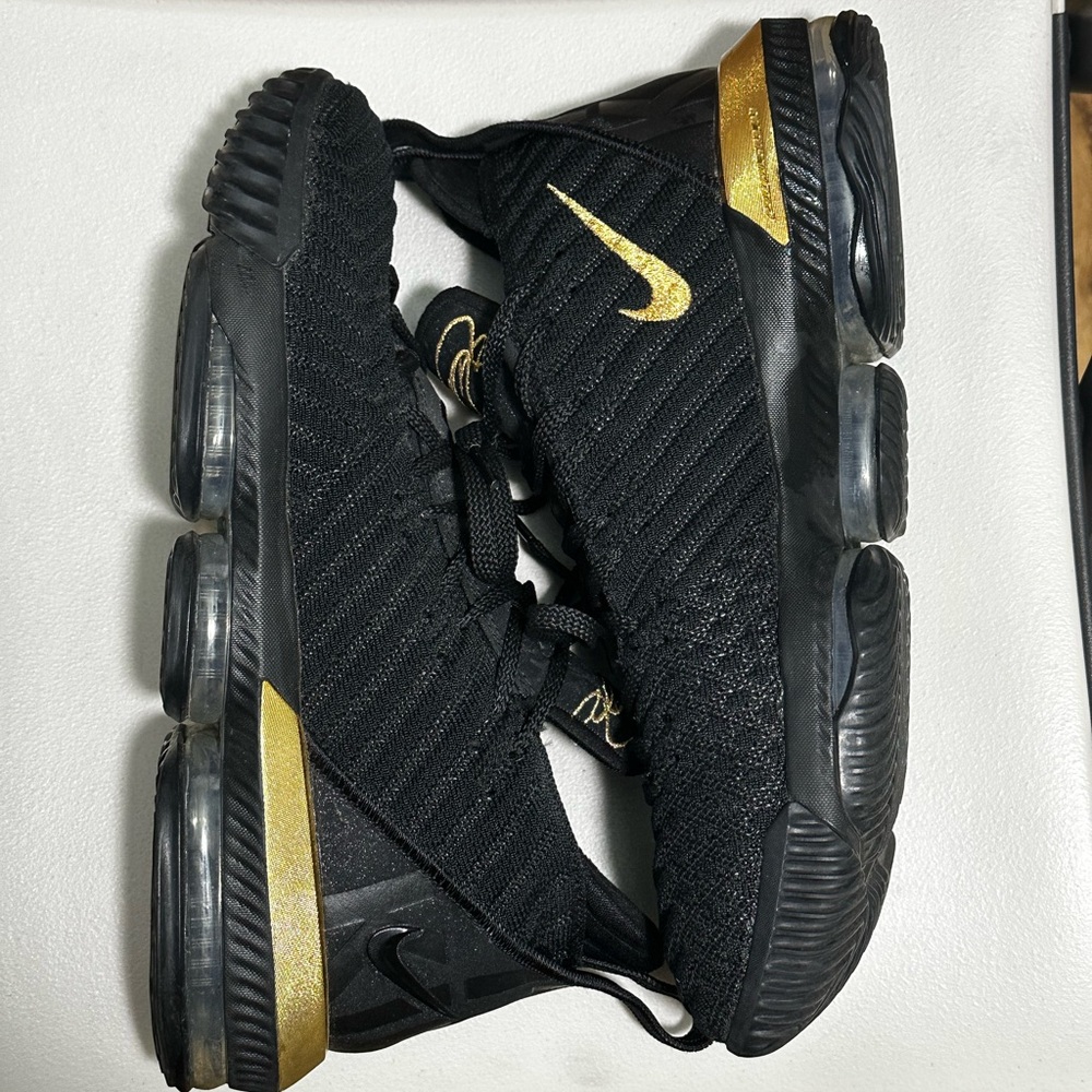 LeBron 16 I’m King
